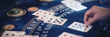 Pengguna membaca syarat dan ketentuan sebelum menikmati hiburan sports dan casino vg78